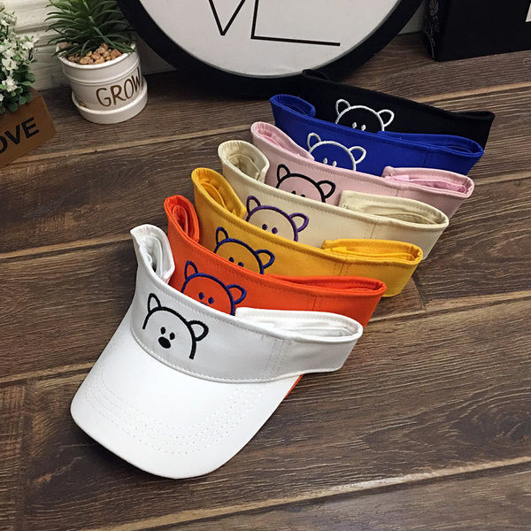 Регулируема детска шапка с козирка и бродерия 