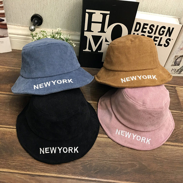 Детска шапка тип рибарска с периферия и надпис 