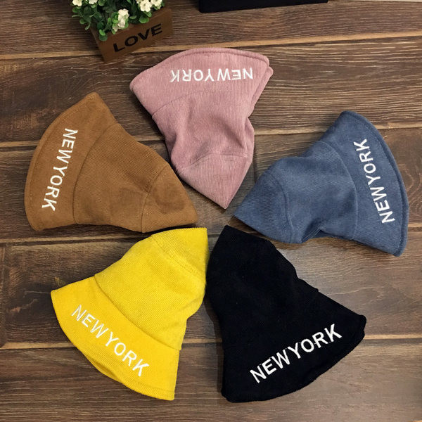 Детска шапка тип рибарска с периферия и надпис 