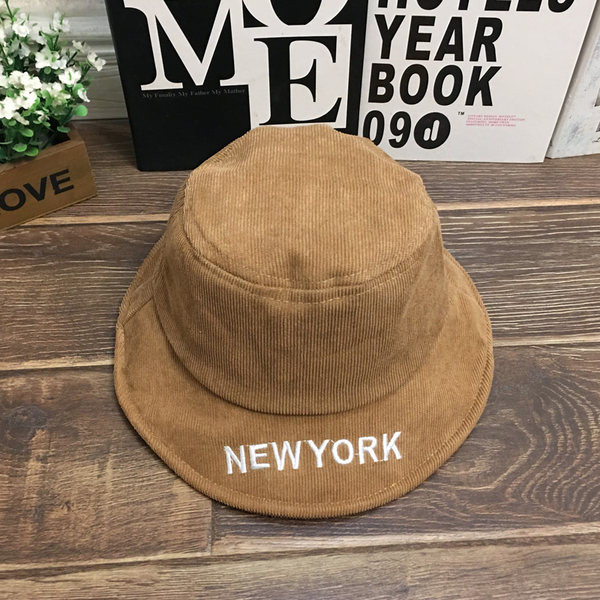 Детска шапка тип рибарска с периферия и надпис 