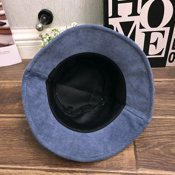 Детска шапка тип рибарска с периферия и надпис 