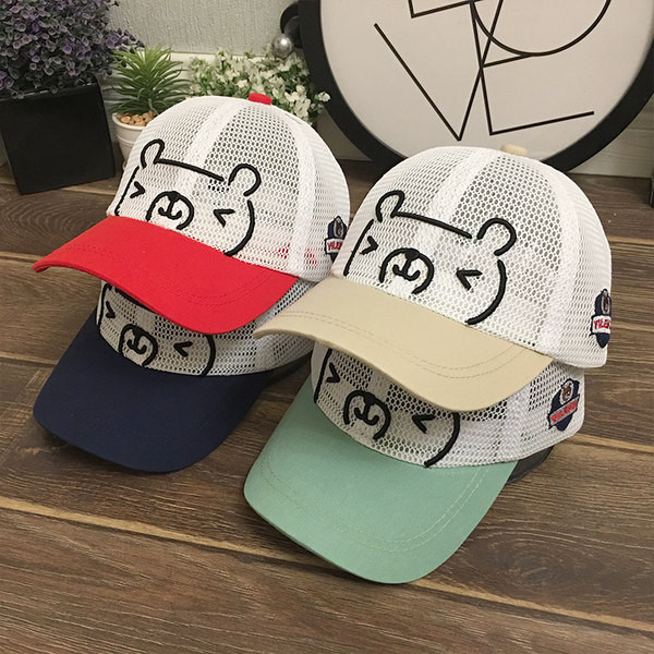 Детска мрежеста шапка с козирка и бродерия