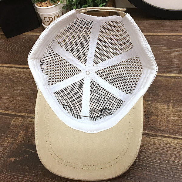 Детска мрежеста шапка с козирка и бродерия