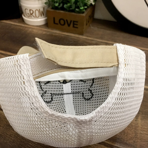 Детска мрежеста шапка с козирка и бродерия