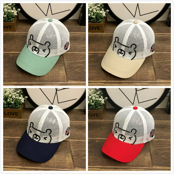 Детска мрежеста шапка с козирка и бродерия