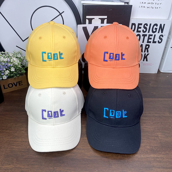 Детска едноцветна шапка с козирка и бродиран надпис