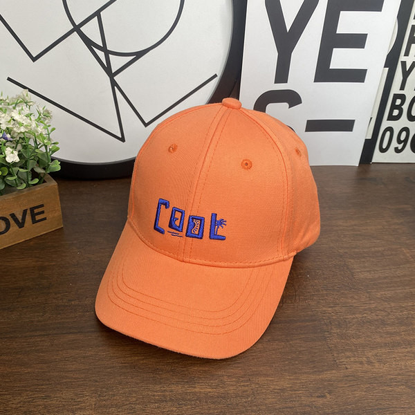 Детска едноцветна шапка с козирка и бродиран надпис