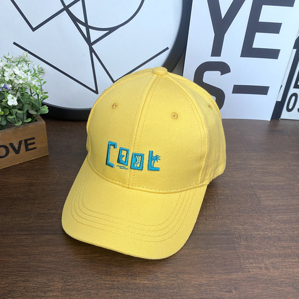 Детска едноцветна шапка с козирка и бродиран надпис