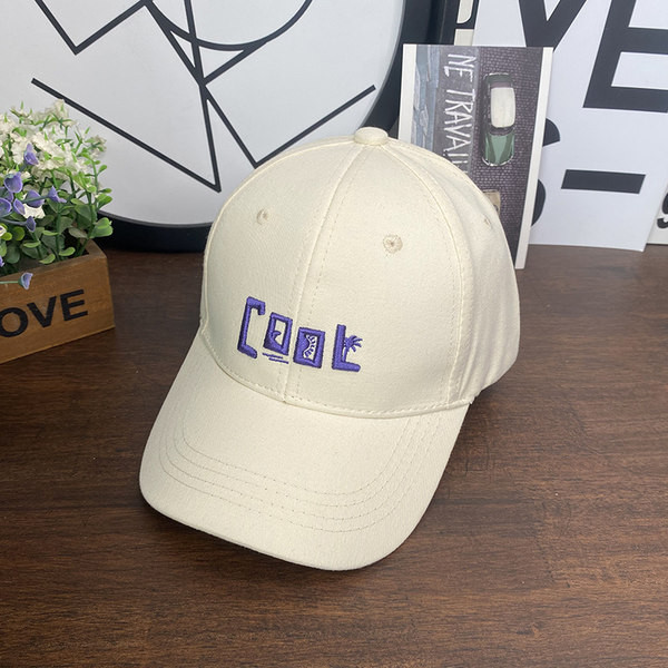 Детска едноцветна шапка с козирка и бродиран надпис