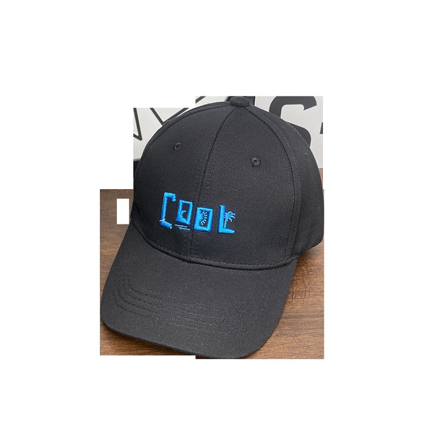 Детска едноцветна шапка с козирка и бродиран надпис