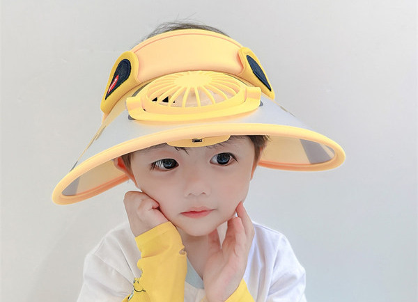 Детска козирка с широка периферия и вграден вентилатор