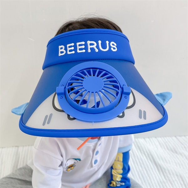 Детска козирка с широка периферия и вграден вентилатор