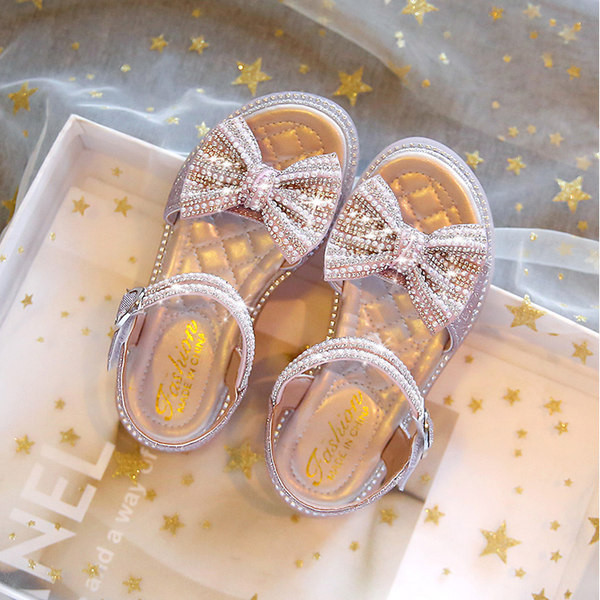 Детски сандали с панделка и лъскав ефект