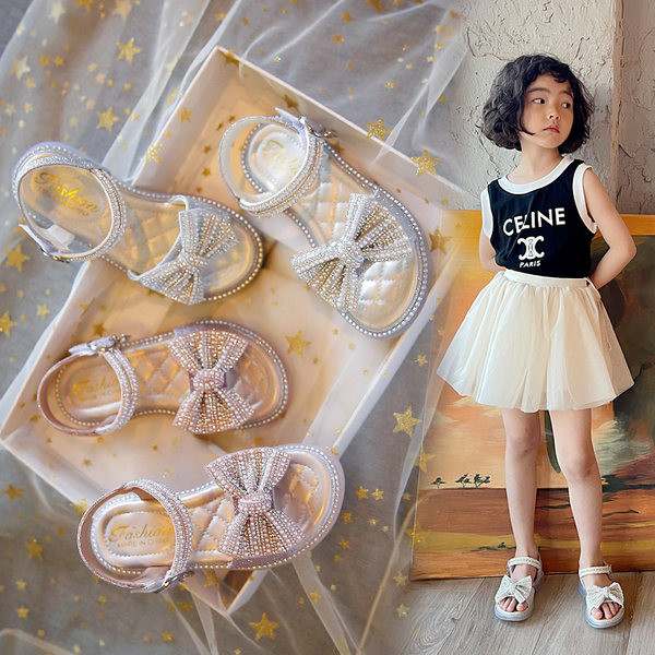 Детски сандали с панделка и лъскав ефект