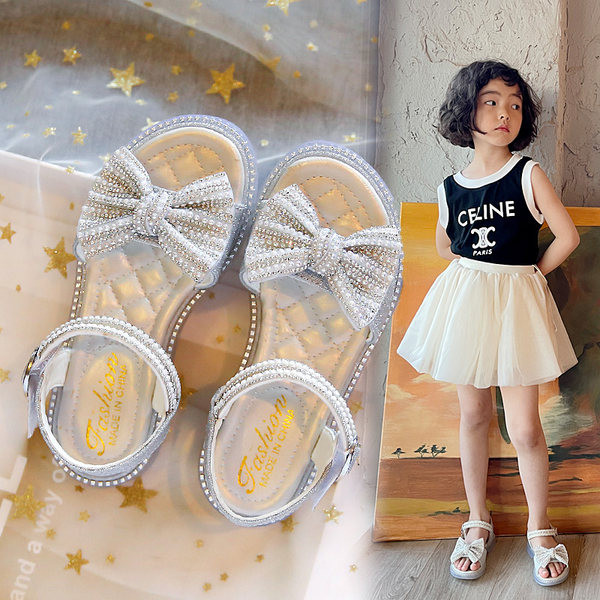 Детски сандали с панделка и лъскав ефект