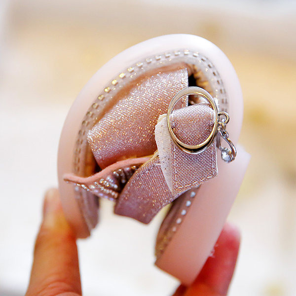 Детски сандали с панделка и лъскав ефект