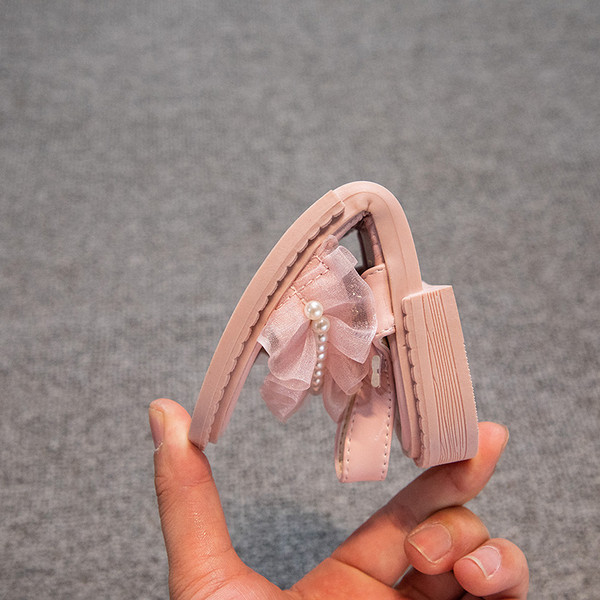 Sandale za djevojčice - s mekanim potplatom i trakom