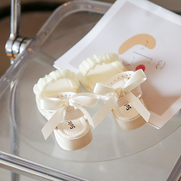 Сандали за момичета с декоративни перли и панделка