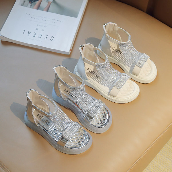 Dječje sandale za djevojčice sa sjajnim efektom i kopčanjem na patent zatvarač