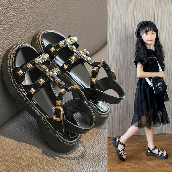 Dječje sandale sa metalnim cekerima i kopčom