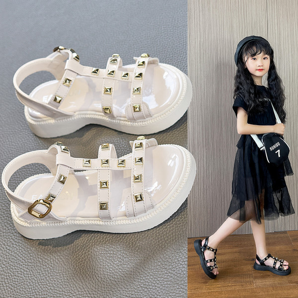 Dječje sandale sa metalnim cekerima i kopčom