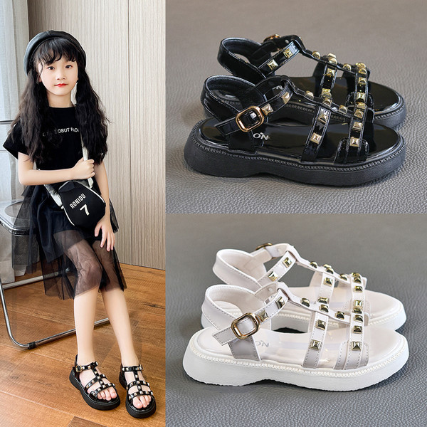 Dječje sandale sa metalnim cekerima i kopčom