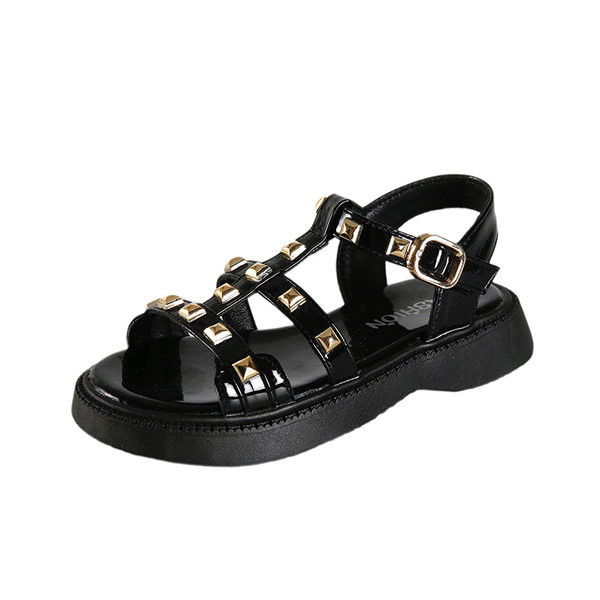 Dječje sandale sa metalnim cekerima i kopčom