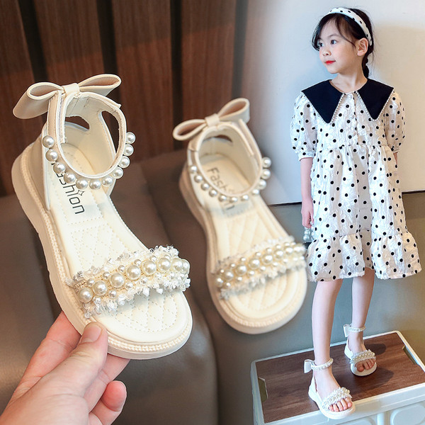 Сандали за момиче с декоративни перли и панделка