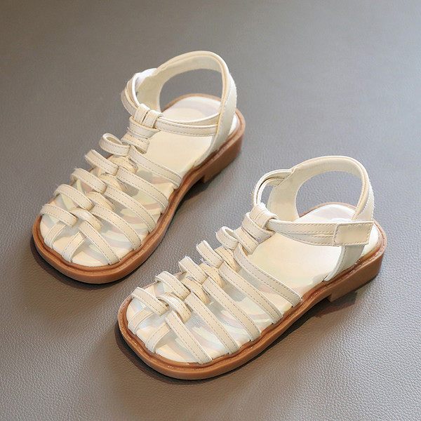 Детски сандали с кръстосани каишки изчистен модел