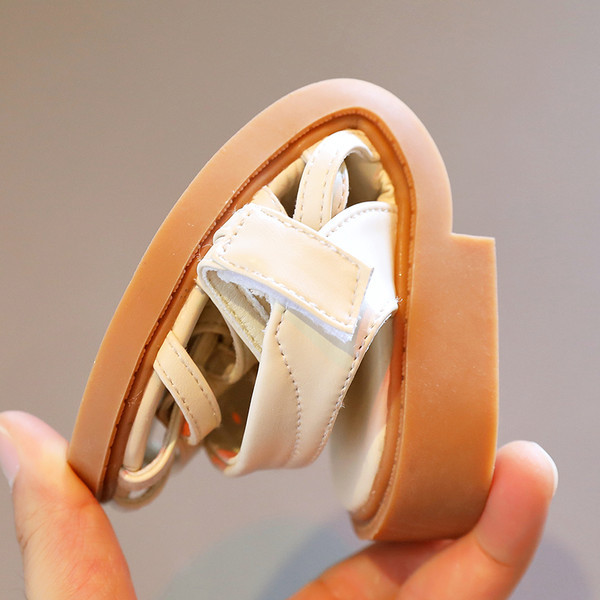 Детски сандали с кръстосани каишки изчистен модел