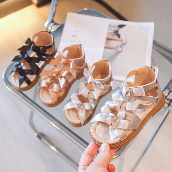 Satiinpaeltega laste sandaalid