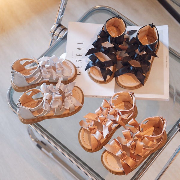 Satiinpaeltega laste sandaalid