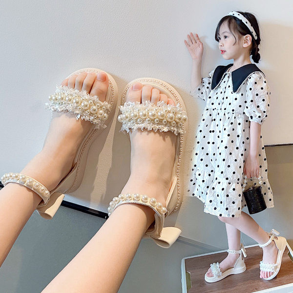 Сандали за момиче с перли и панделка