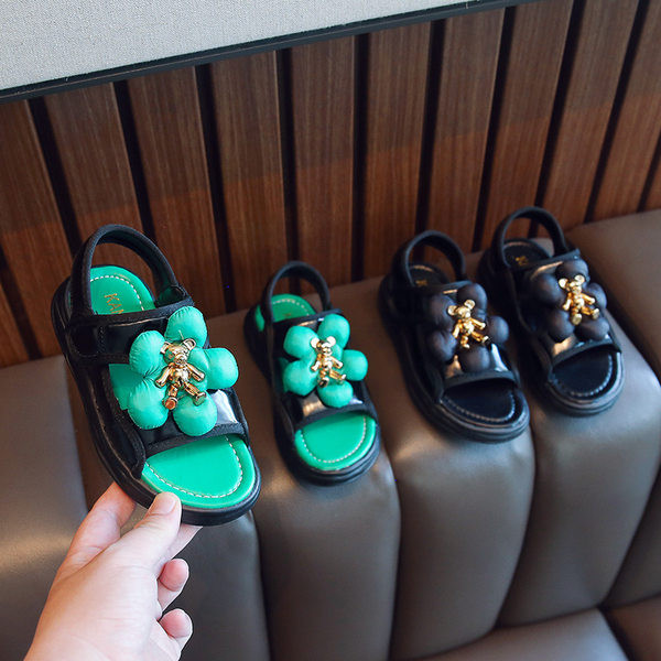 Сандали с цвете и метална декорация