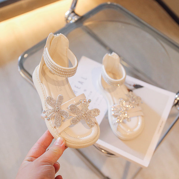 Детски сандали с цветя и декоративни камъни