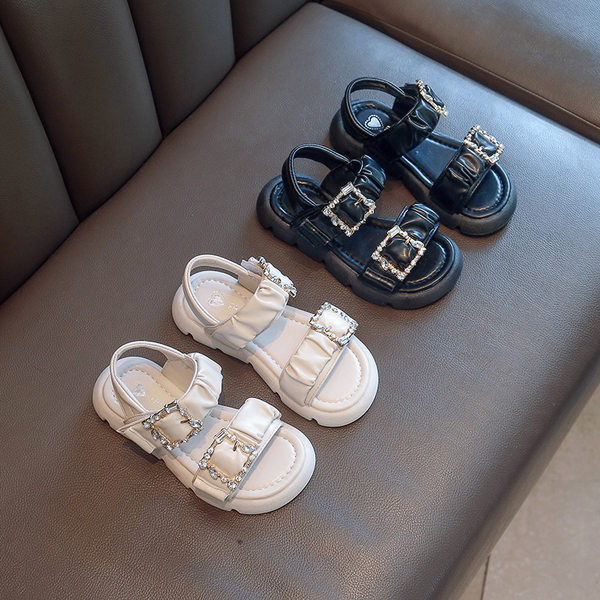 Модерни сандали с метални катарами с камъни