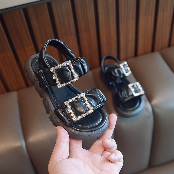 Модерни сандали с метални катарами с камъни