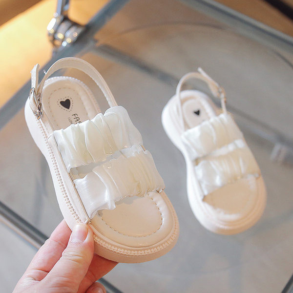 Сандали за момиче с набрани каишки