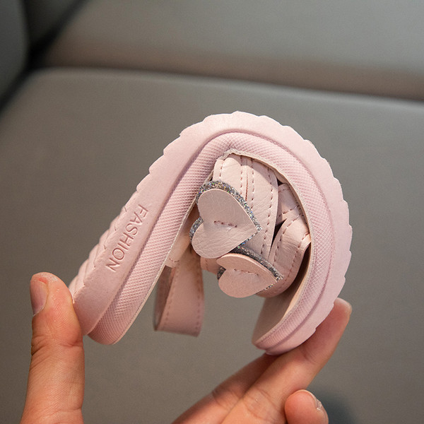 Σανδάλια με σταυρωτά λουράκια και κούμπομα velcro