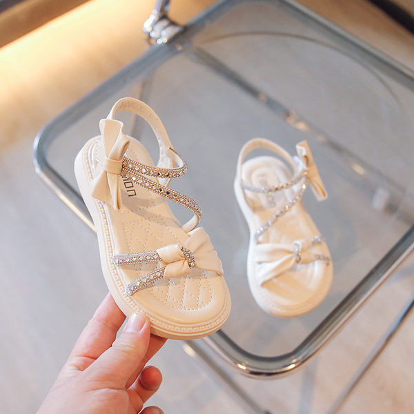 Nyári szandál díszkövekkel és szalaggal