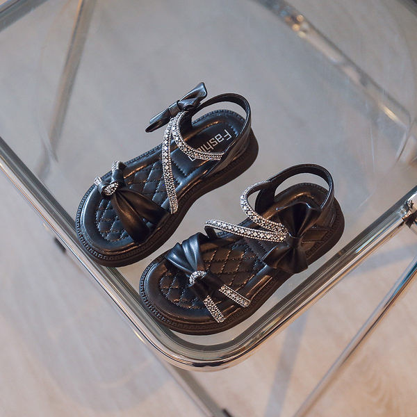 Nyári szandál díszkövekkel és szalaggal