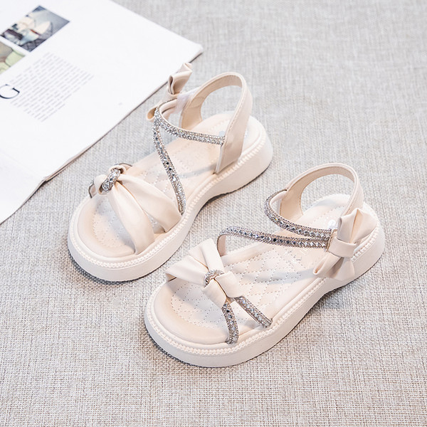 Szandál kereszt pántokkal és fényes hatással