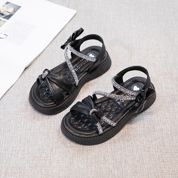 Szandál kereszt pántokkal és fényes hatással