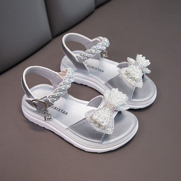 Gyerekszandál szalaggal és gyöngyökkel