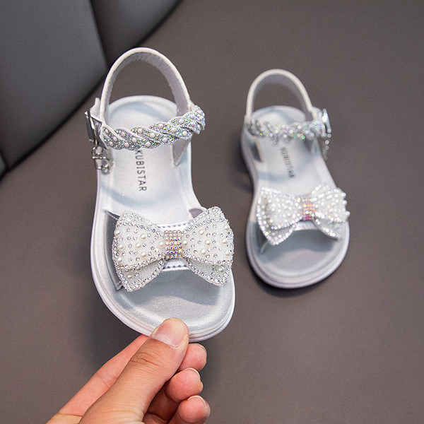 Gyerekszandál szalaggal és gyöngyökkel