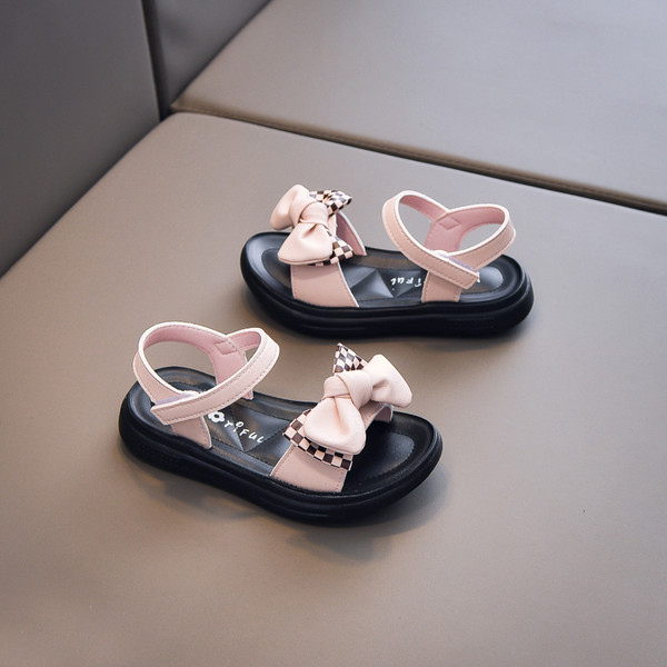 Nyári szandál szalaggal