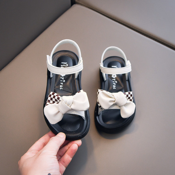 Nyári szandál szalaggal