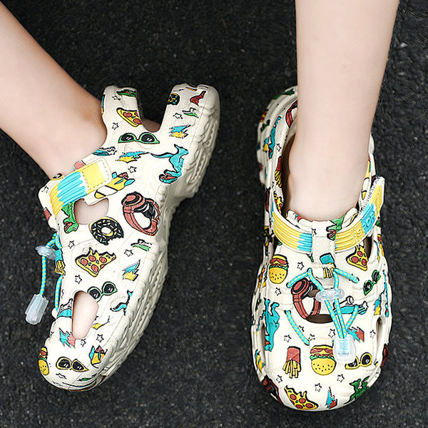 Gumis szandál fiúknak foltokkal és fűzőkkel