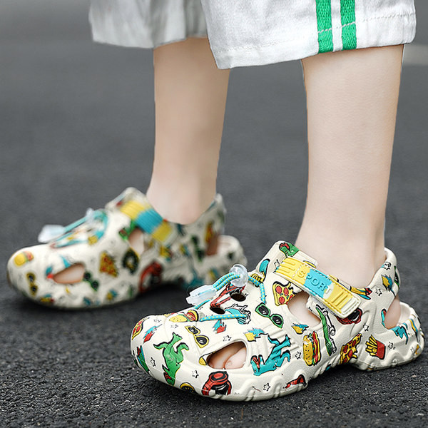 Gumis szandál fiúknak foltokkal és fűzőkkel