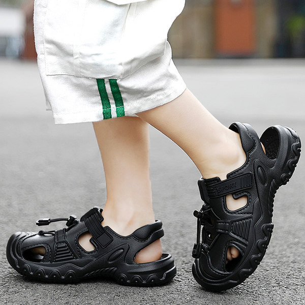 Gumis szandál fiúknak foltokkal és fűzőkkel